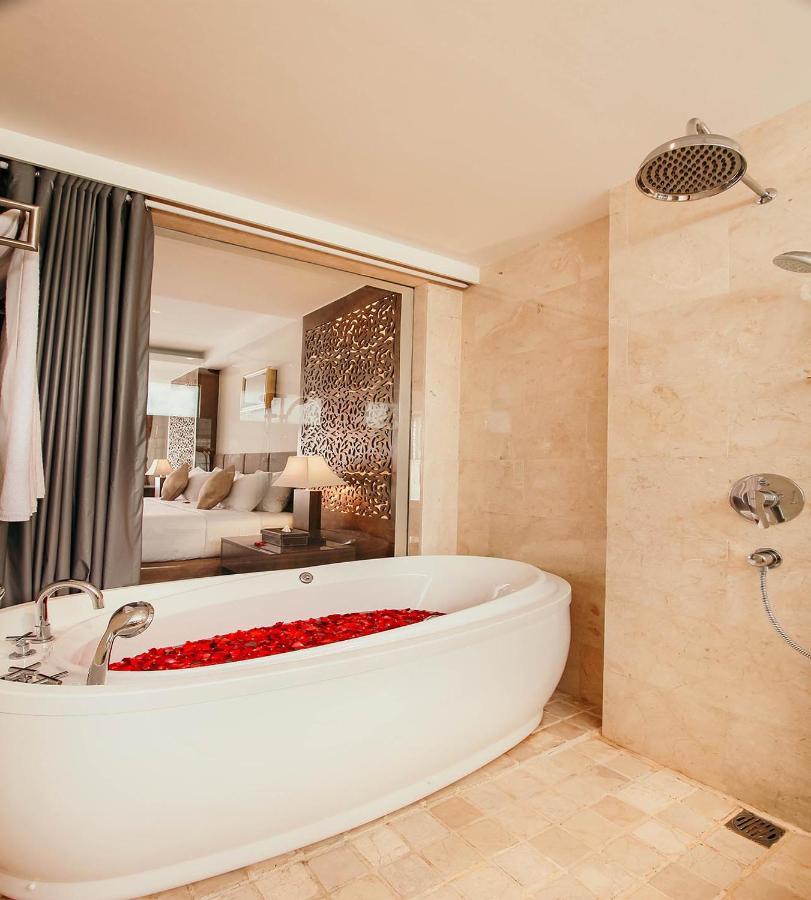 Two-Bedroom Villa Private Pool Bathtub