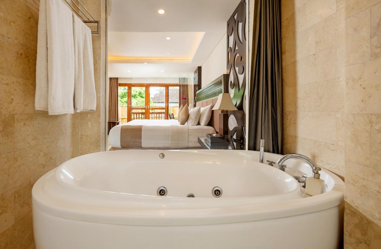 Two-Bedroom Villa Private Pool Bathtub