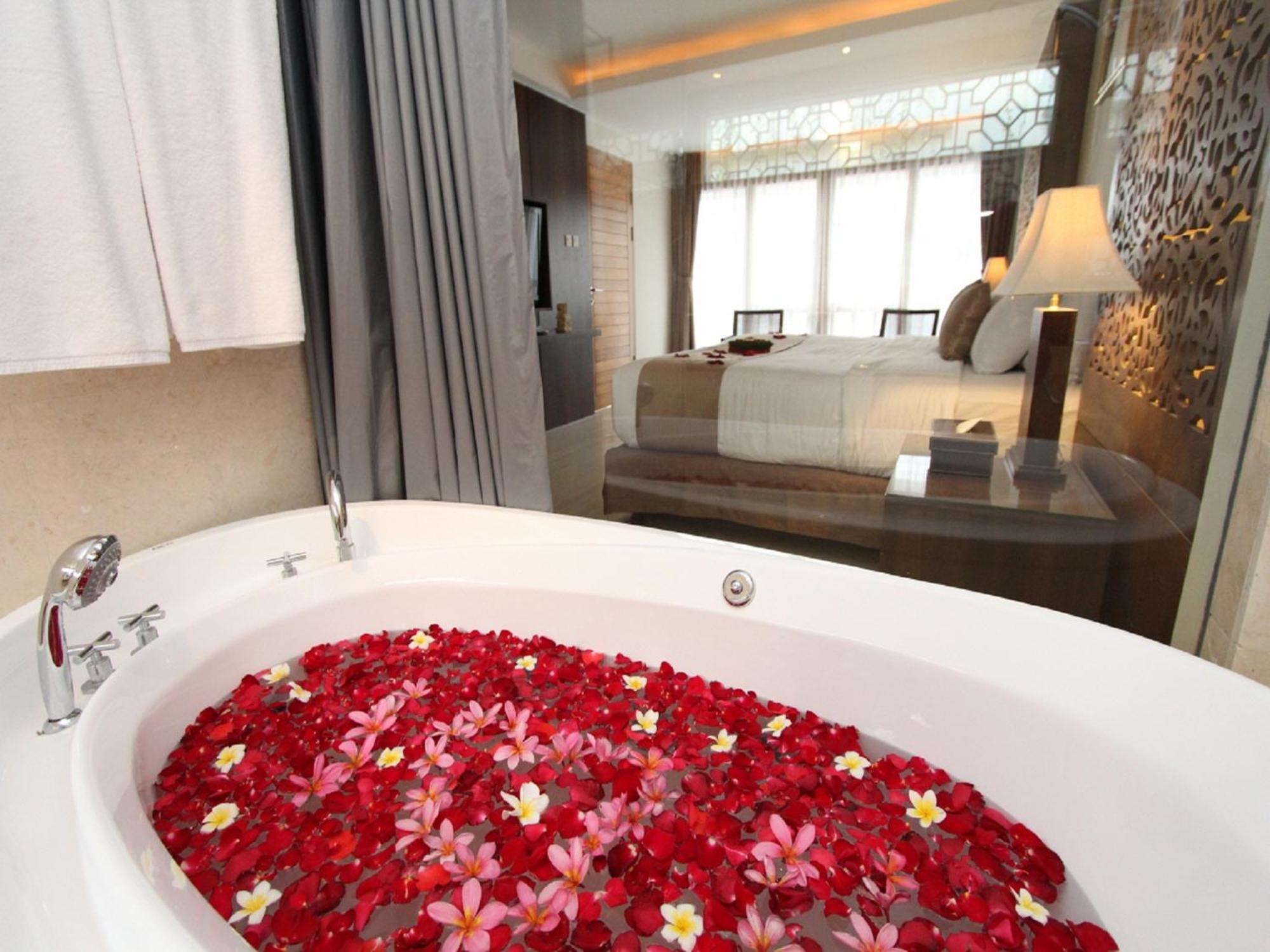 Honeymoon at One-Bedroom Villa Private Pool Bathtub